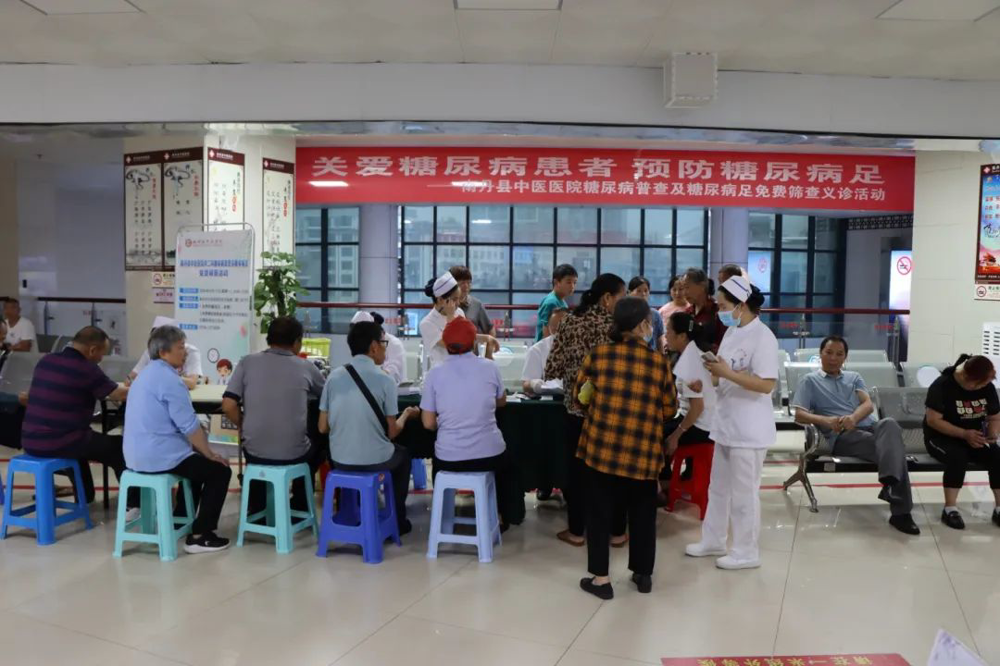 南丹县中医医院开展“关爱糖尿病患者 预防糖尿病足”健康义诊活动